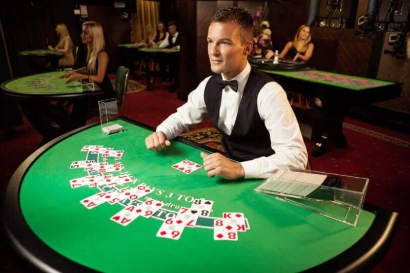 Meja permainan kasino live dengan suasana ruang dealer