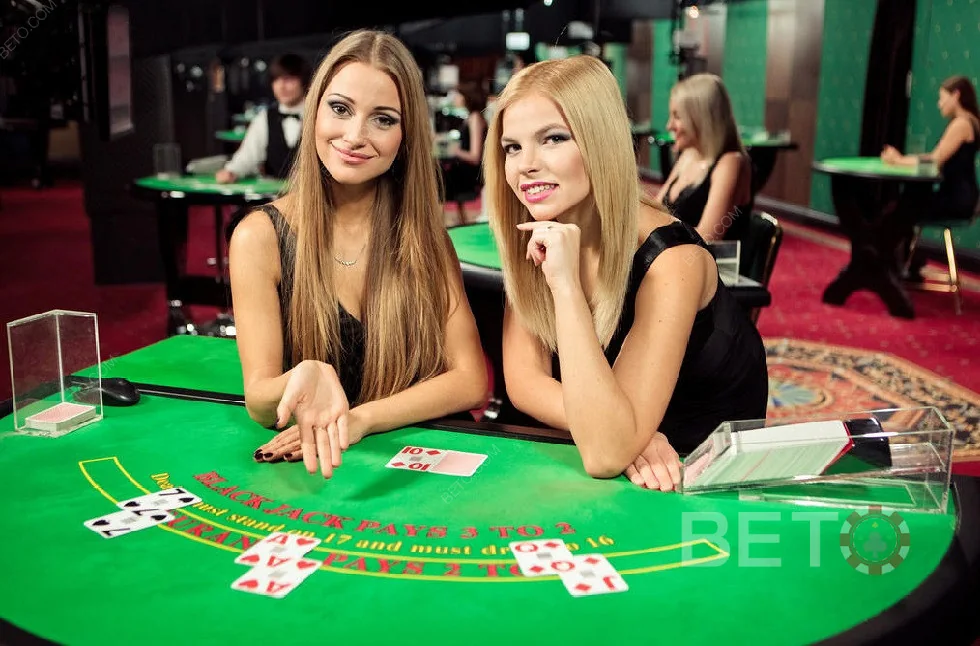 Suasana meja kasino live HOKITERUS88 dengan dealer dan layar permainan